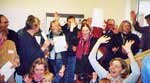 Mit dem �Sch�ttellied� feierten Kinder und G�ste die Einweihung des Elterntreffs